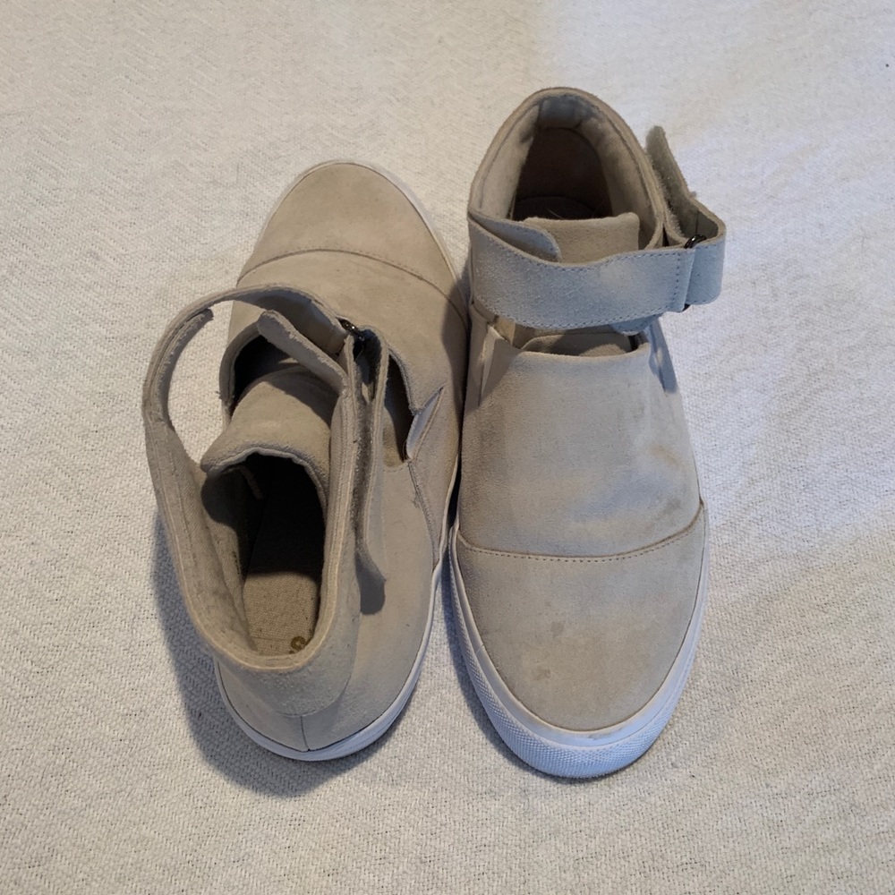 Mid-height suede sneakers.